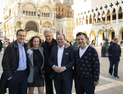 6 Vernissage Bernar Venet 520x400 - Bernar Venet Ausstellung in Venedig: Glanzvolle Eröffnung mit prominenter Gästeliste