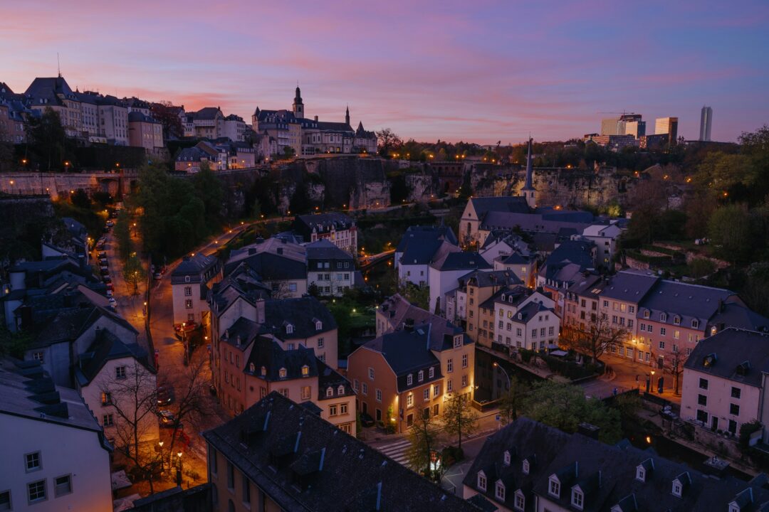 luxemburg nachts 1080x720 - Spielen in Luxemburg: Praktischer Leitfaden