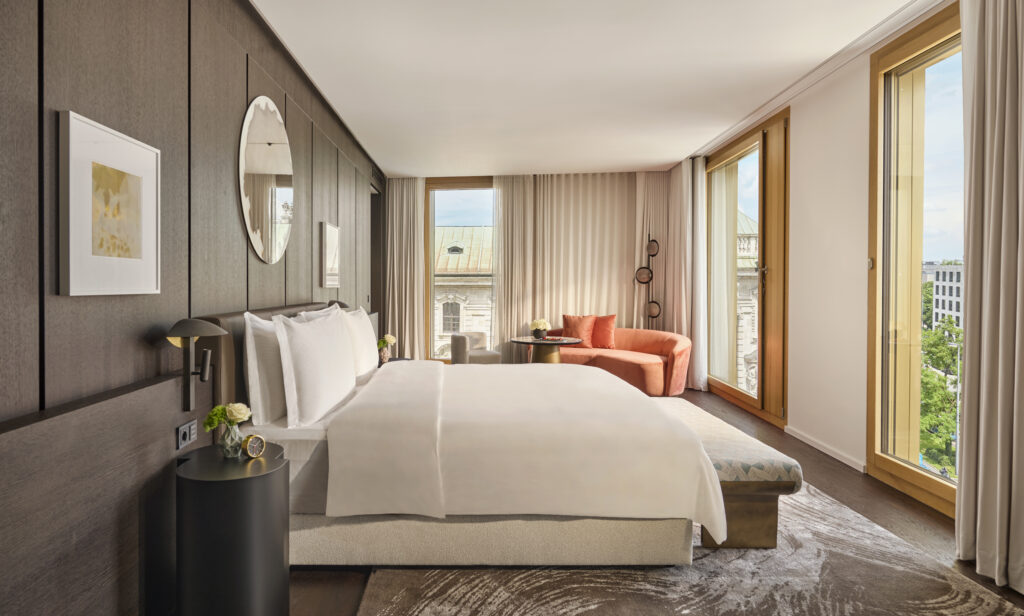 Koenigshof a Luxury Collection Hotel Munich Guestroom 1024x616 - Neues Luxushotel in München: Der Koenigshof