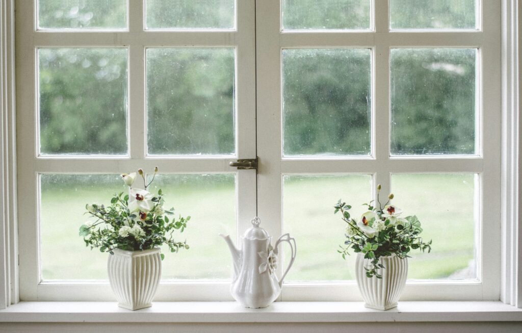 fenster putzen 1024x653 - So strahlen Ihre Fenster wieder so richtig