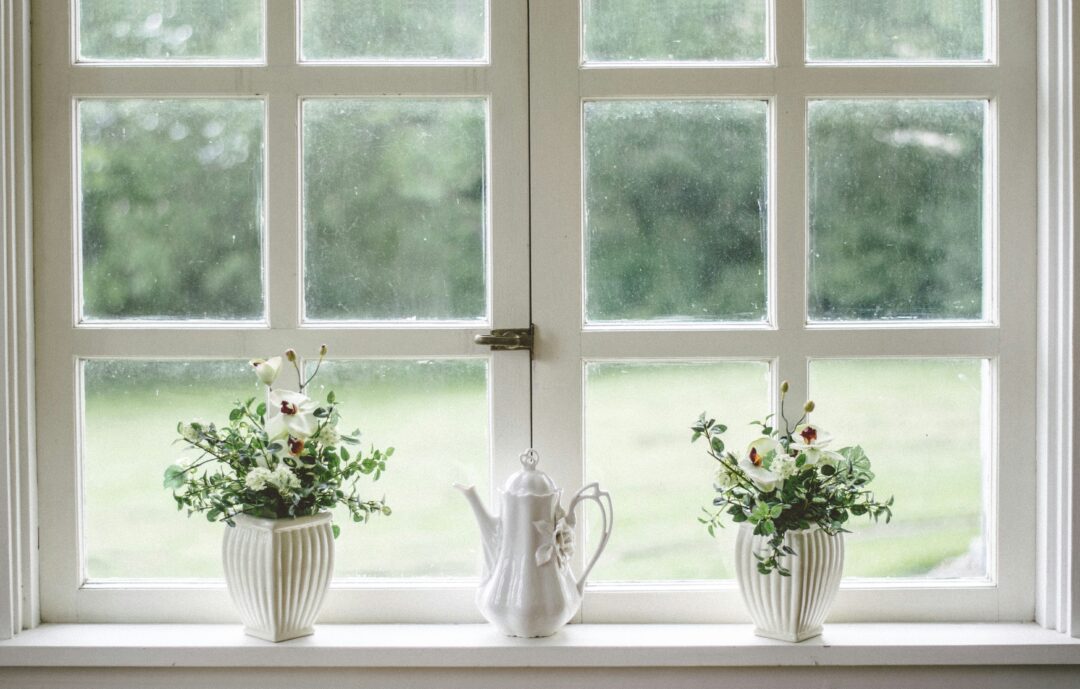 fenster putzen 1080x689 - So strahlen Ihre Fenster wieder so richtig