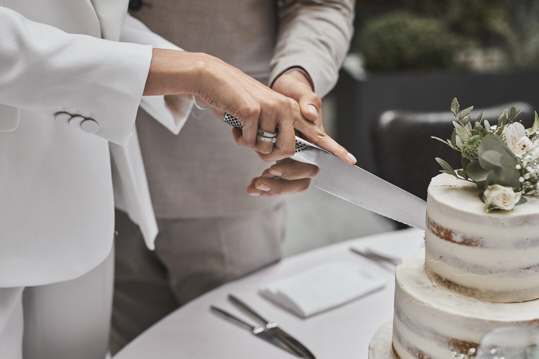 Hochzeitstorte anschneiden Bildquelle: KLENOTA.de