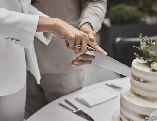 Hochzeitstorte anschneiden Bildquelle: KLENOTA.de