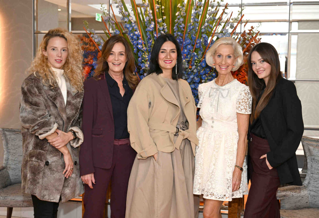 Janina Roider, Mon Muellerschoen, Constanza Camilla Kramer Garfias, Kristina Tröger (Präsidentin Club europäischer Unternehmerinnen) und Ruscha Voormann / Verleihung 2. „CeU loves Kunst“-Award / Club europäischer Unternehmerinnen verleiht Preis an Künstlerinnen / Hotel Mandarin Oriental / München / 14. Oktober 2024 / Foto: Frank Rollitz / ABR-Pictures