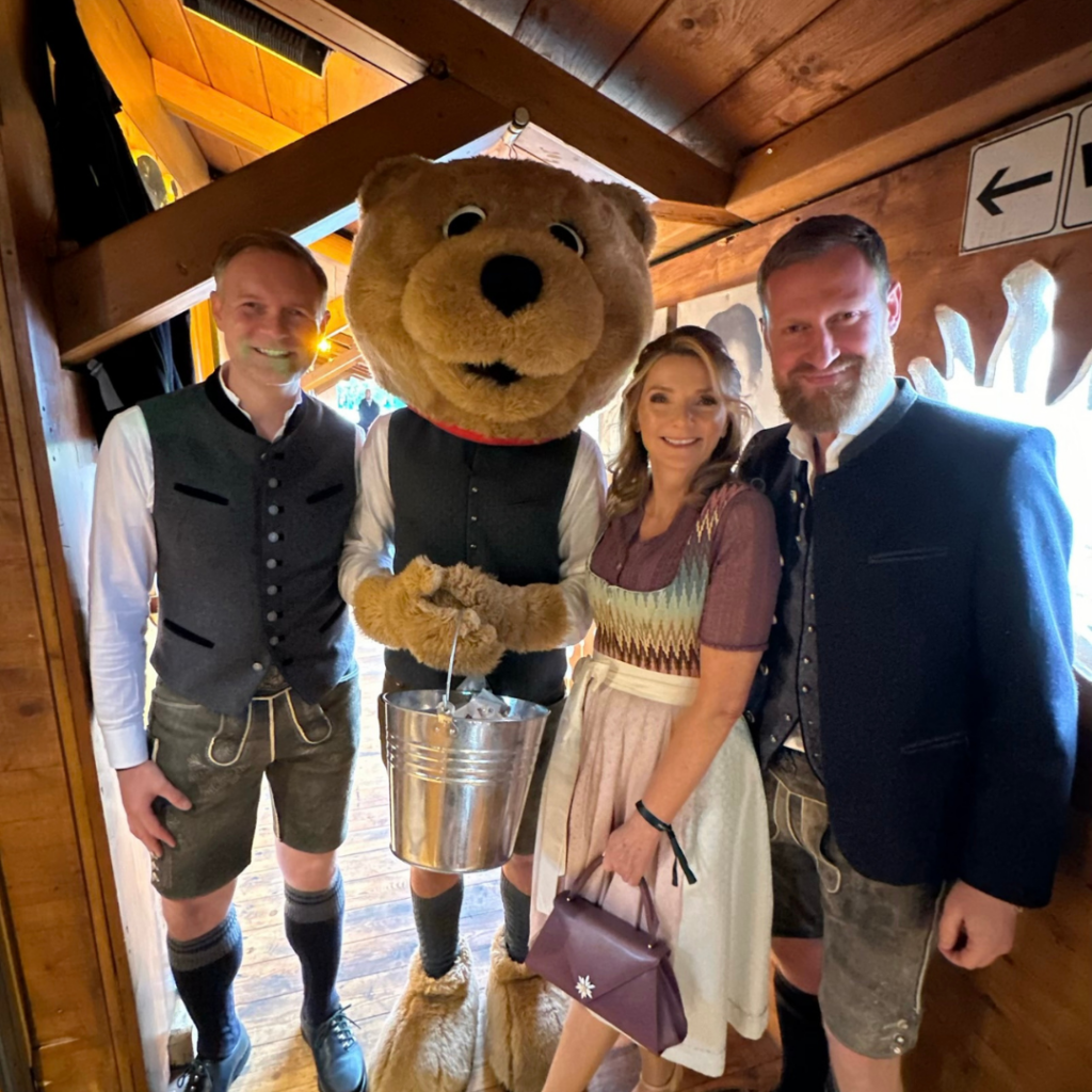 Breuninger Wiesnliebe Geschaeftsfuehrer Flagship Store Muenchen Rene Weise und Alexander Entov mit Dr. Marie Catherine Klarkowski 1024x1024 - Luxury First Oktoberfest Highlights 2024