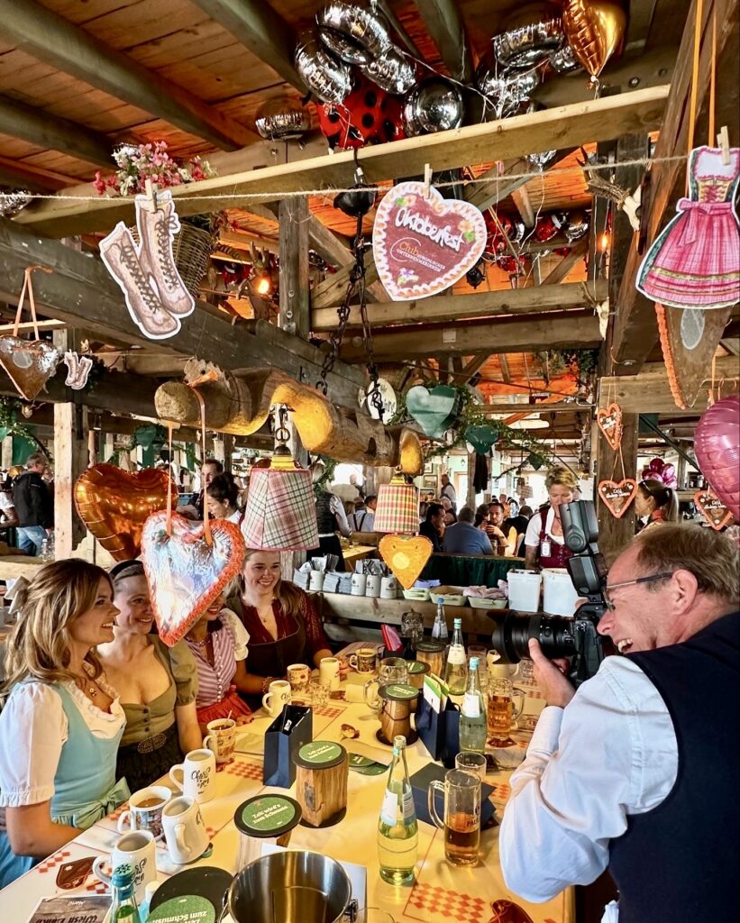 CeU Ladies Wiesn Lunch Kaefer Wiesn Schaenke Fotograf  821x1024 - Luxury First Oktoberfest Highlights 2024