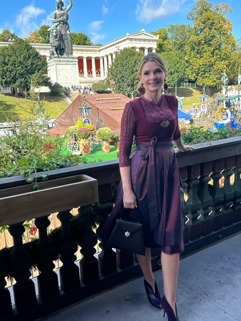 Dr. Marie Catherine Klarkowski in Alpenherz und Dirndlbluete Trachtentasche CeU Ladies Wiesn Lunch Kaefer Wiesn Schaenke 1  767x1024 - Luxury First Oktoberfest Highlights 2024