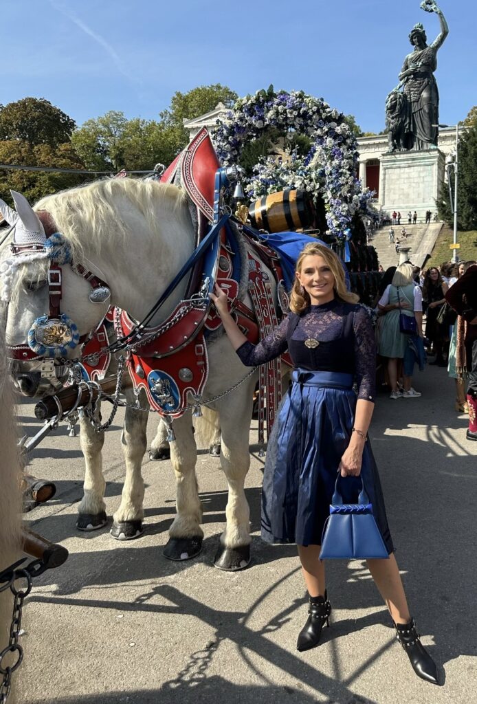 Dr. Marie Catherine Klarkowski in Alpenherz und Dirndlbluete Trachtentasche bei der Regine Sixt Damenwiesn 694x1024 - Luxury First Oktoberfest Highlights 2024