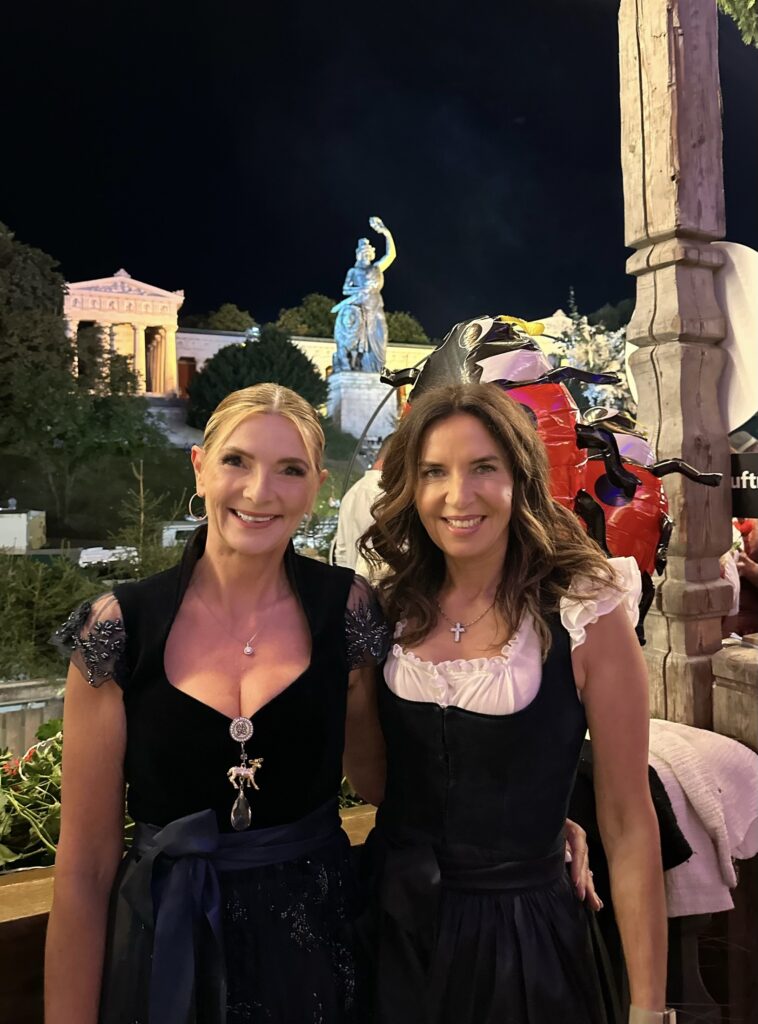 Dr. Marie Catherine Klarkowski mit Clarissa Kaefer beim Almauftrieb  758x1024 - Luxury First Oktoberfest Highlights 2024