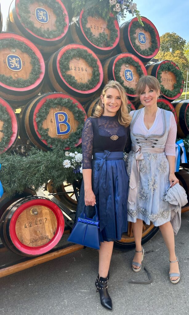 Dr. Marie Catherine Klarkowski mit Dr. Sonja Lechner Kunstkonnex bei der Regine Sixt Damenwiesn 1 614x1024 - Luxury First Oktoberfest Highlights 2024