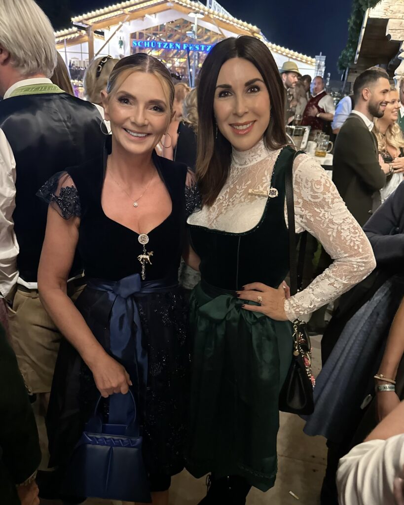 Dr. Marie Catherine Klarkowski mit Judith Willliams beim Almauftrieb  819x1024 - Luxury First Oktoberfest Highlights 2024