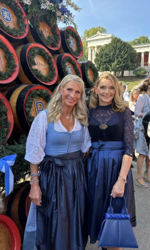 Dr. Marie Catherine Klarkowski mit Karin Baumueller Soeder bei der Regine Sixt Damenwiesn 613x1024 - Luxury First Oktoberfest Highlights 2024