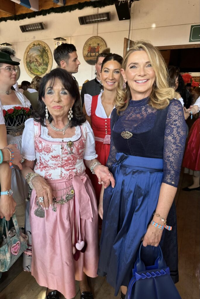 Dr. Marie Catherine Klarkowski mit Regine Sixt bei der Damenwiesn 684x1024 - Luxury First Oktoberfest Highlights 2024