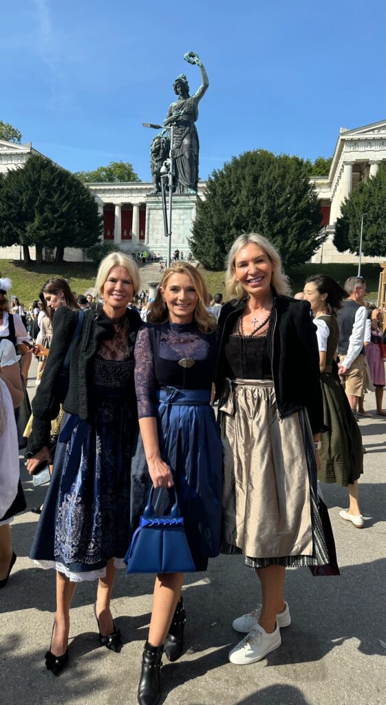 Tanja Ehrmann Dr. Marie Catherine Klarkowski und Saskia Greipl Konstantinidis bei der Regine Sixt Damenwiesn  561x1024 - Luxury First Oktoberfest Highlights 2024